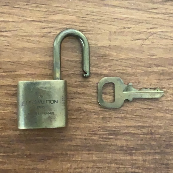 Louis Vuitton Brass '323' Padlock in Goldtone with Goldtone Key [a] - Picture 4 of 6